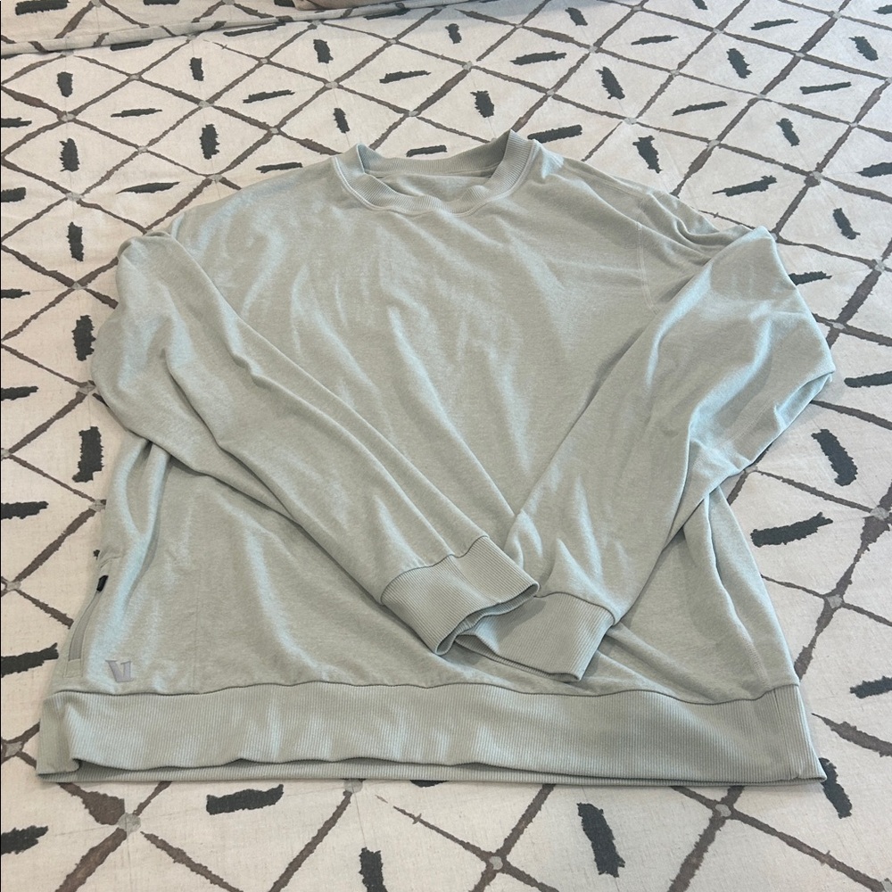 Vuori Lightweight Pullover in light grey